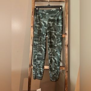 dark camo athletic leggings